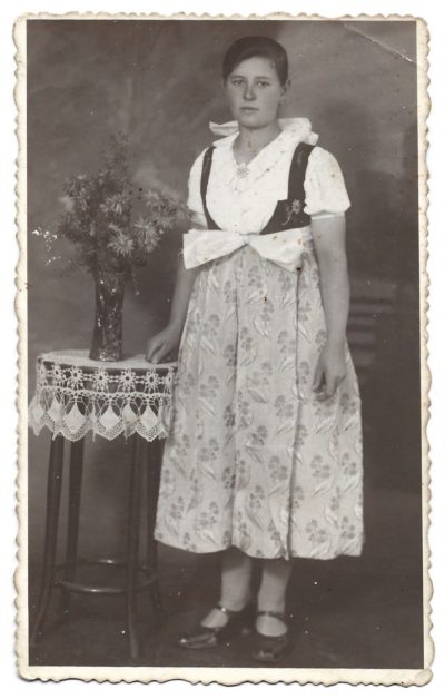 Zdjęcie – kobieta w stroju ludowym - fot. Jastrzębski, Dzieditz (Dziedzice)