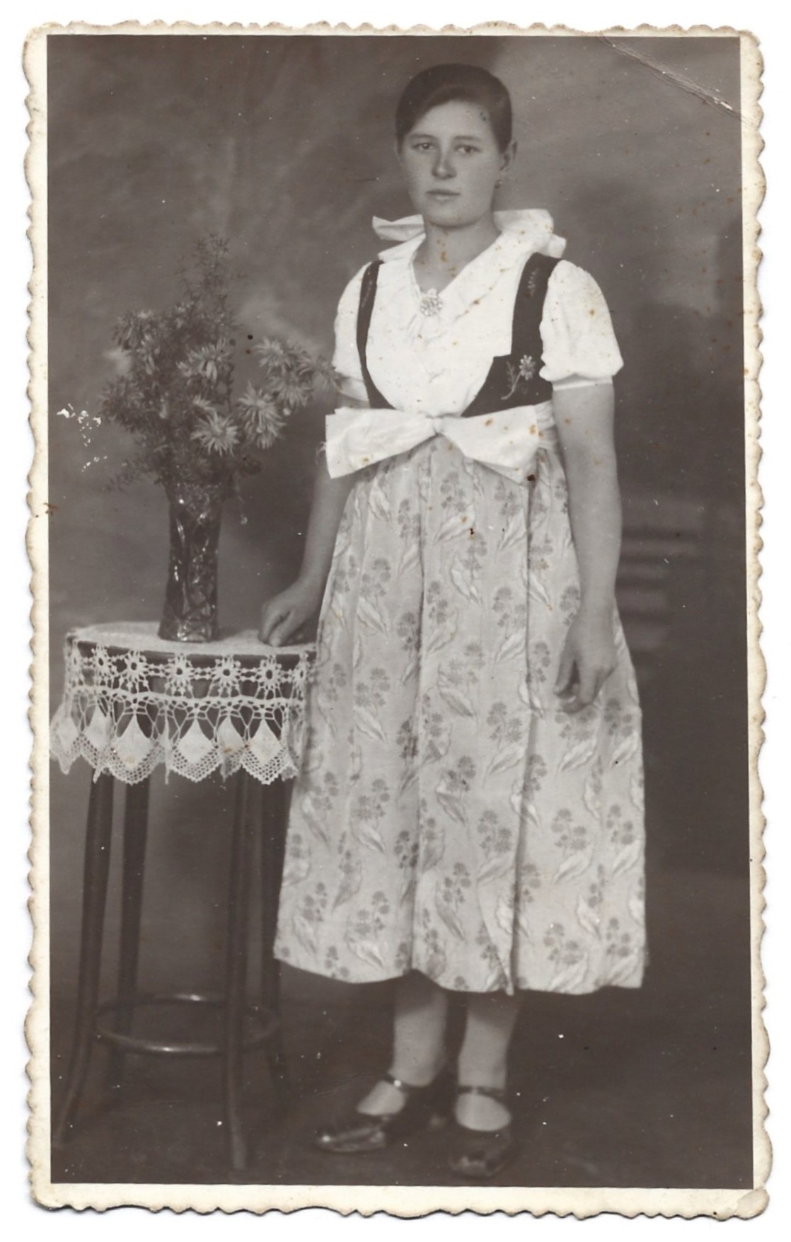 Zdjęcie – kobieta w stroju ludowym - fot. Jastrzębski, Dzieditz (Dziedzice)