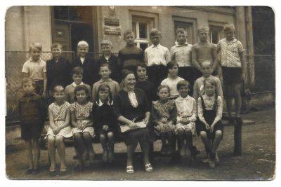 Zdjęcie uczniów przed budynkiem szkoły w Mazańcowicach, 1964 r.