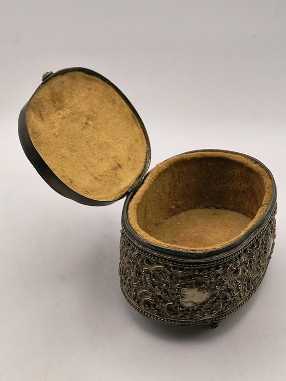 Szkatułka mosiężna na biżuterię - okres międzywojenny