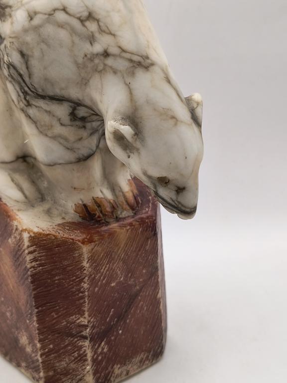 Figurka niedźwiedzia polarnego z kamienia - marmuru