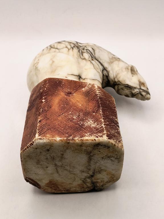 Figurka niedźwiedzia polarnego z kamienia - marmuru