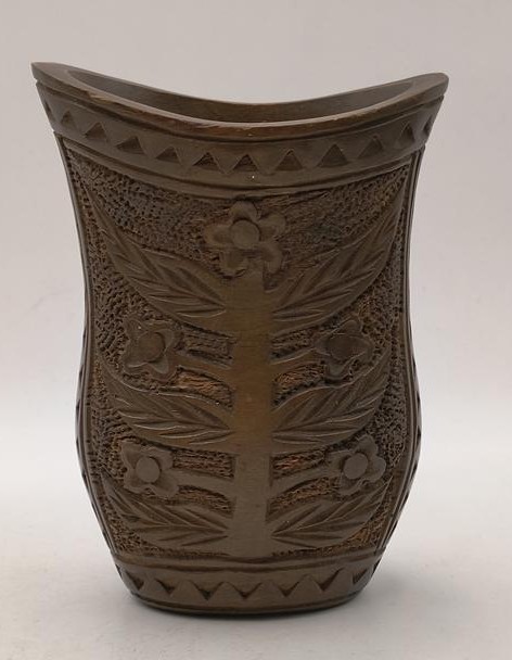 Wazon drewniany rzeźbiony