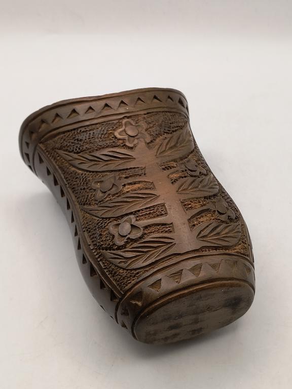 Wazon drewniany rzeźbiony