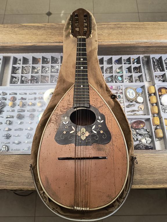 Stara mandolina zdobiona
