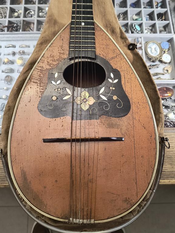 Stara mandolina zdobiona