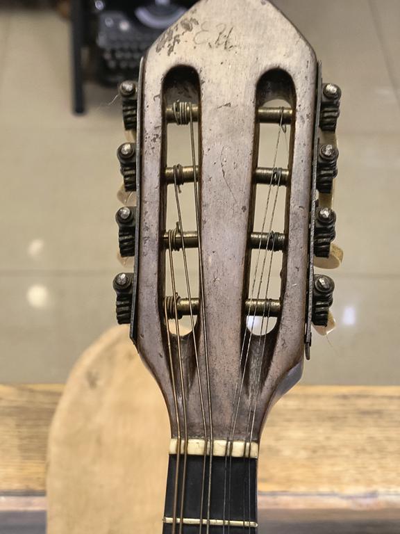 Stara mandolina zdobiona