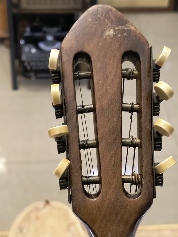 Stara mandolina zdobiona