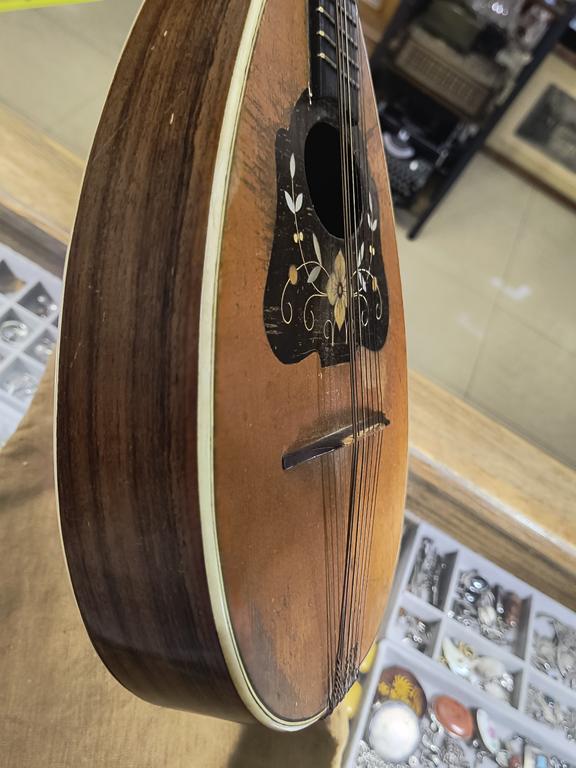 Stara mandolina zdobiona