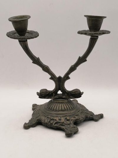 Stary świecznik dwuramienny