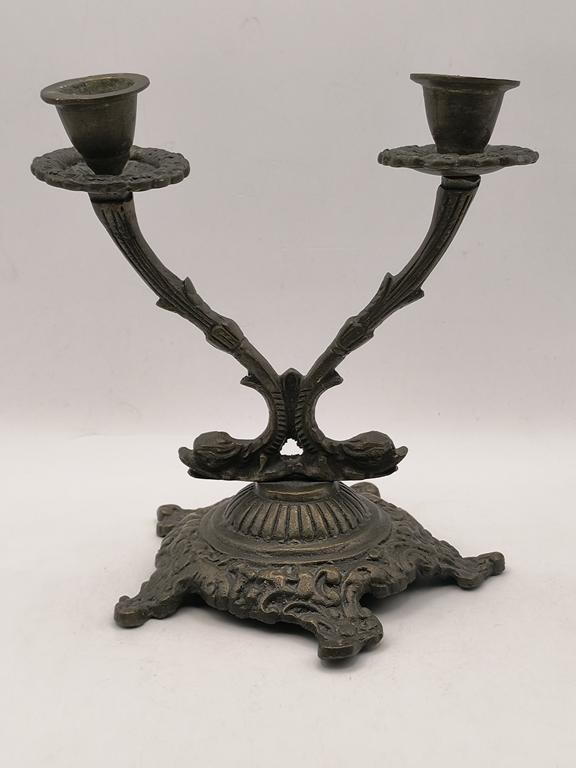 Stary świecznik dwuramienny