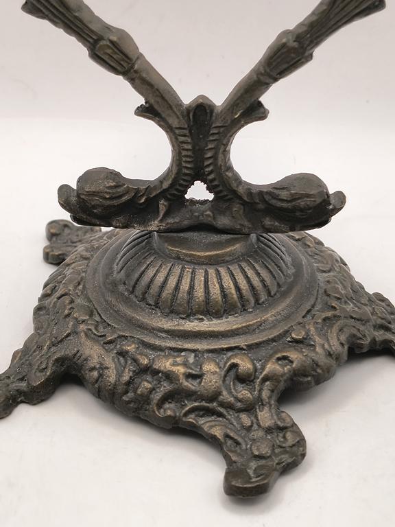 Stary świecznik dwuramienny