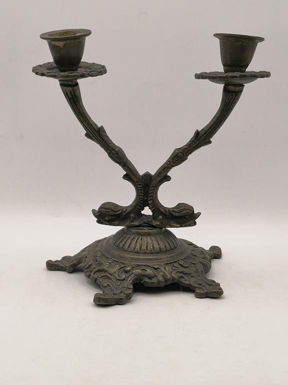 Stary świecznik dwuramienny