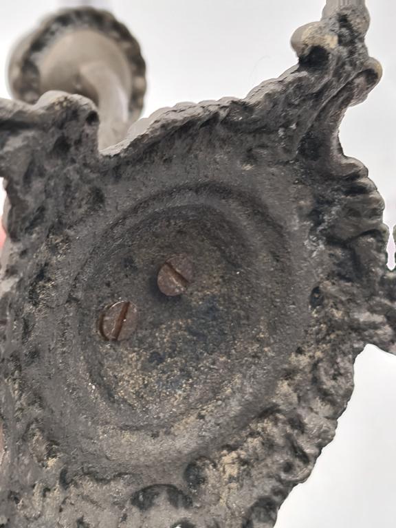 Stary świecznik dwuramienny