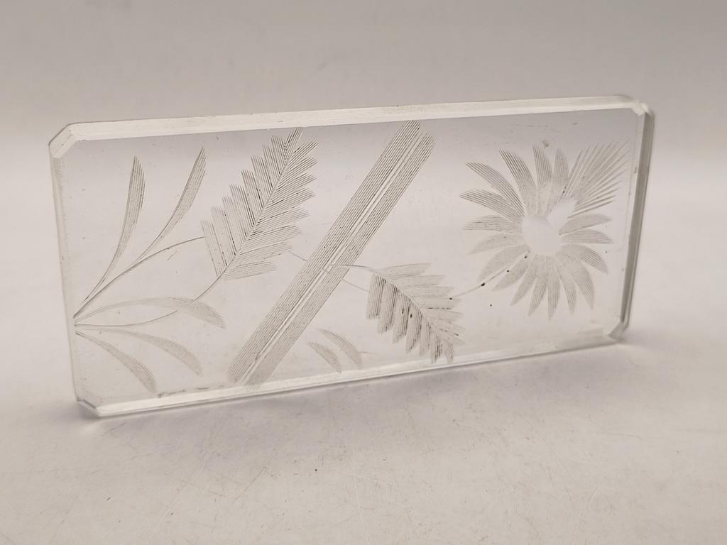 Szklany przycisk do papieru