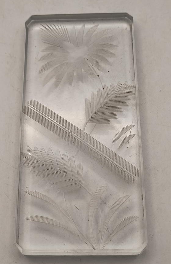 Szklany przycisk do papieru