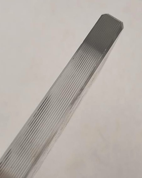 Szklany przycisk do papieru