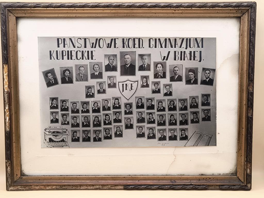 Stare zdjęcie nauczycieli i absolwentów - Państwowe Koedukacyjne Gimnazjum Kupieckie w Białej