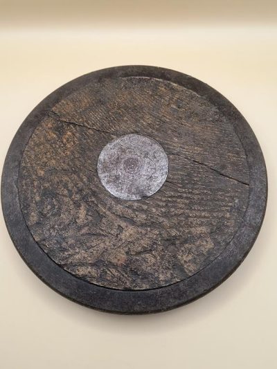 Dysk z drewna i żelaza, z lat 30-tych
