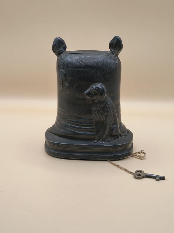 Stara skarbonka z wizerunkiem psa