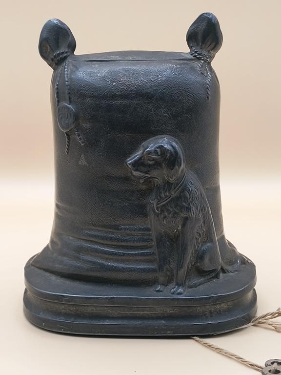 Stara skarbonka z wizerunkiem psa