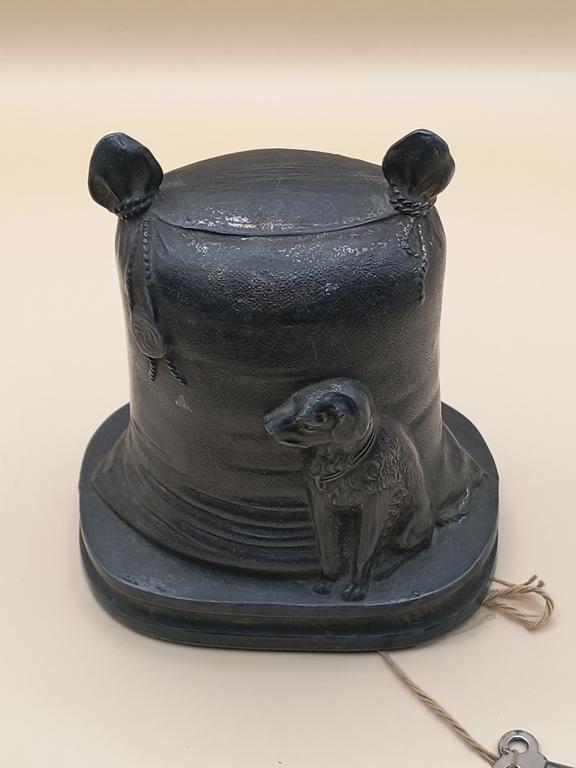 Stara skarbonka z wizerunkiem psa