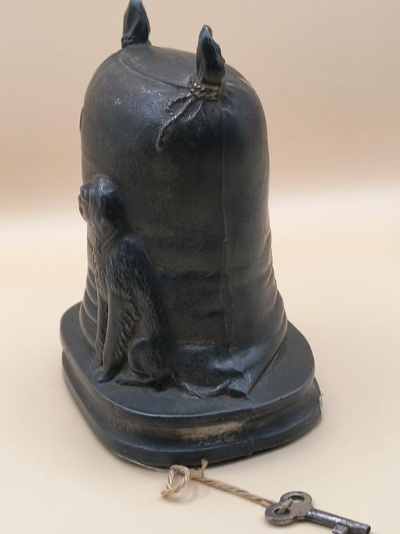 Stara skarbonka z wizerunkiem psa