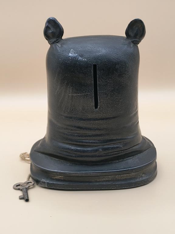 Stara skarbonka z wizerunkiem psa