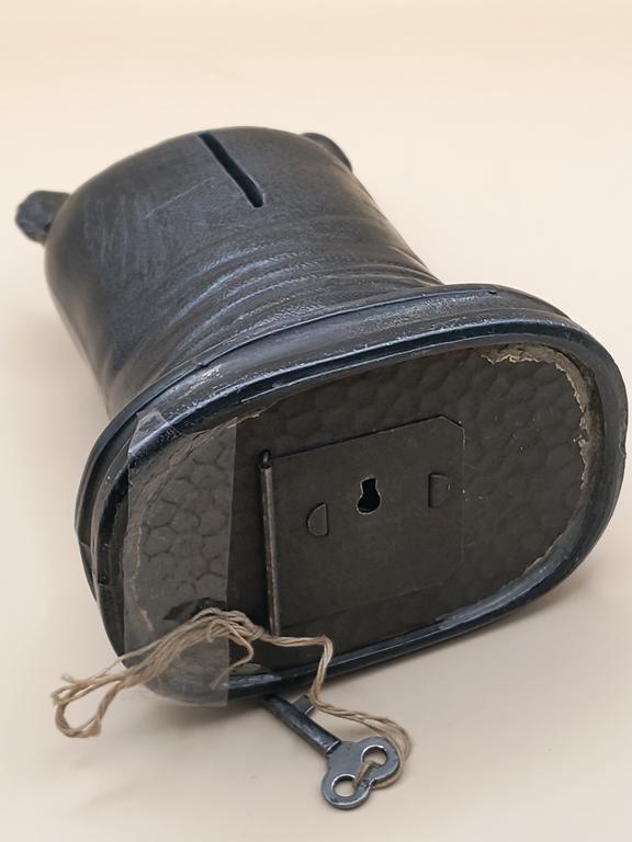 Stara skarbonka z wizerunkiem psa