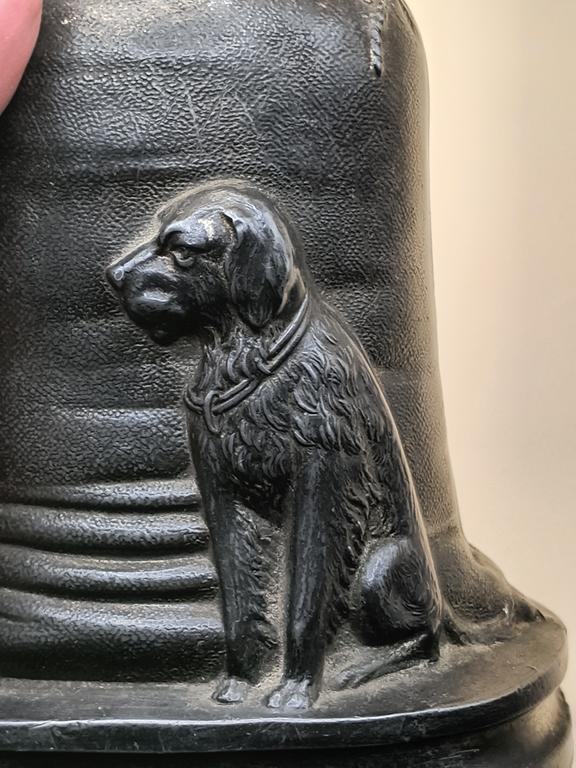 Stara skarbonka z wizerunkiem psa