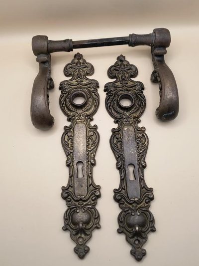 Stare mosiężne szyldy i klamki