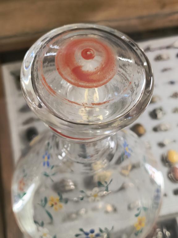 Szklana karafka - kwiaty