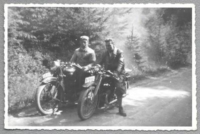 Zdjęcie – kierowca rajdowy Jan Ripper i Adam Pochwalski na motocyklach, lata 30-te