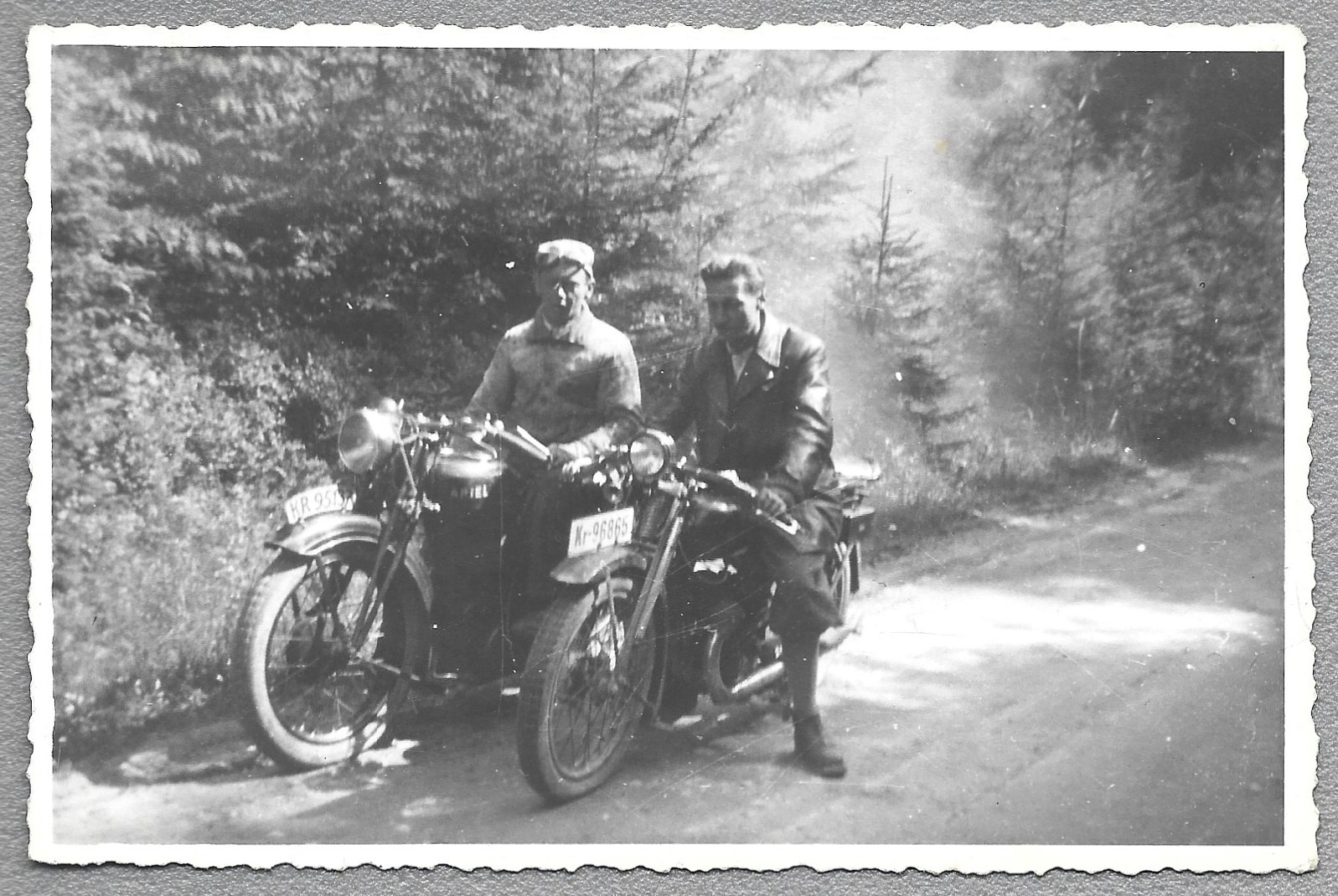 Zdjęcie – kierowca rajdowy Jan Ripper i Adam Pochwalski na motocyklach, lata 30-te