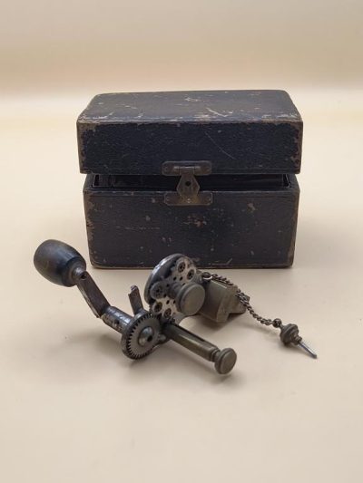 Stare urządzenie zegarmistrzowskie