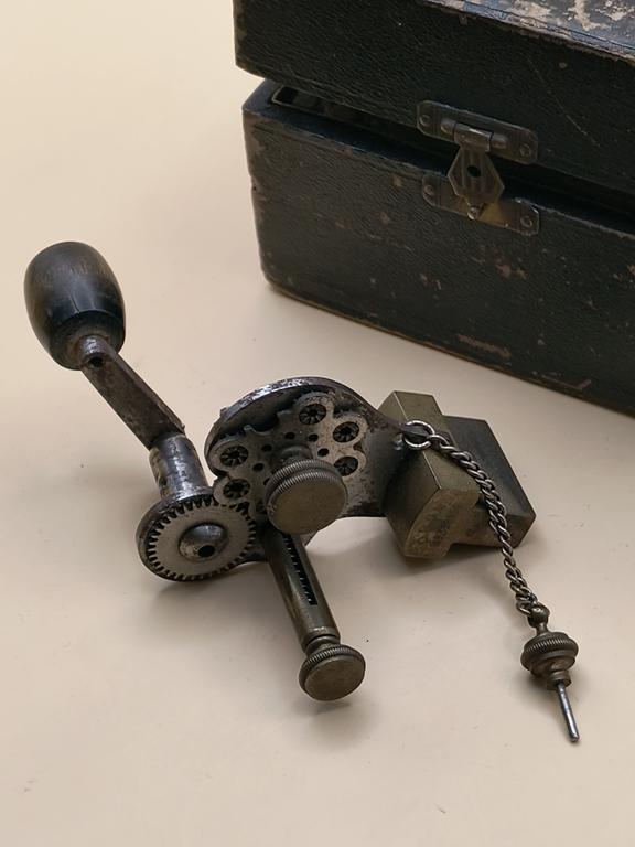 Stare urządzenie zegarmistrzowskie