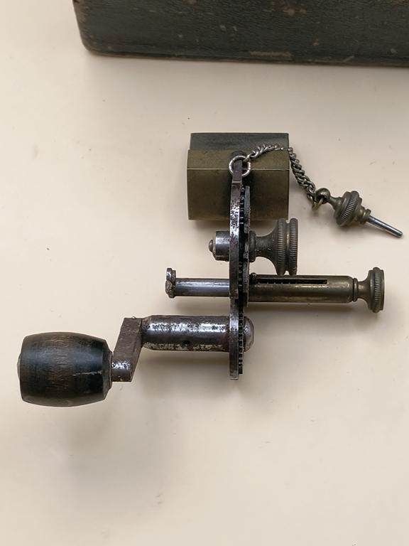 Stare urządzenie zegarmistrzowskie