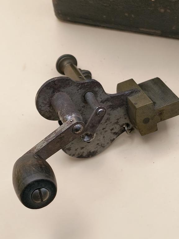 Stare urządzenie zegarmistrzowskie