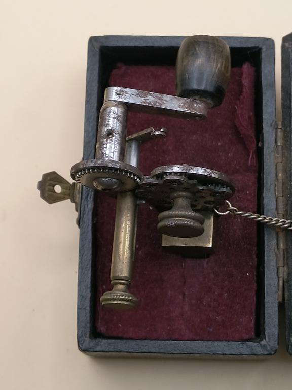 Stare urządzenie zegarmistrzowskie