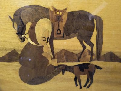 Obrazek intarsjowany – dziewczynka ze zwierzętami