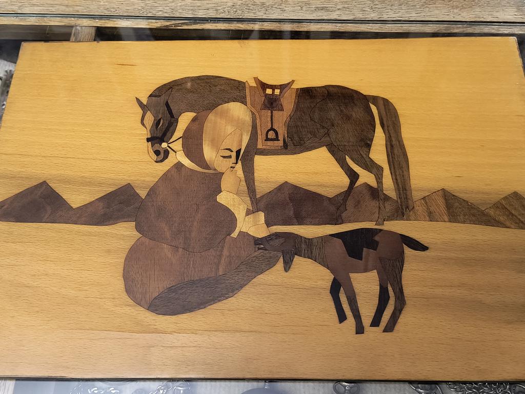 Obrazek intarsjowany – dziewczynka ze zwierzętami