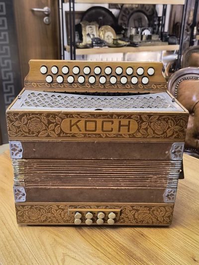 Stary akordeon KOCH