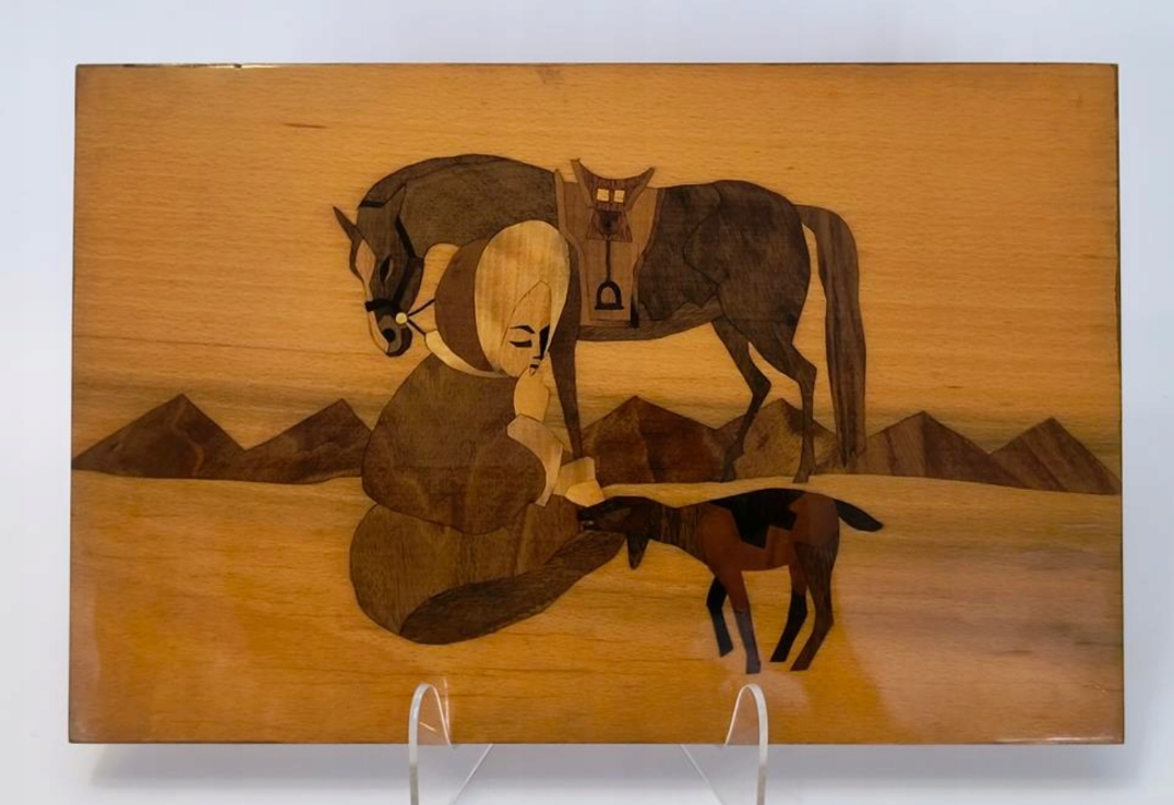 Obrazek intarsjowany – dziewczynka ze zwierzętami