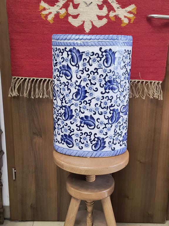 Duży porcelanowy pojemnik na parasole