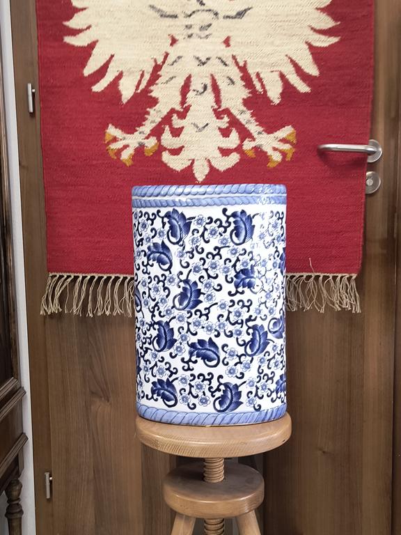 Duży porcelanowy pojemnik na parasole