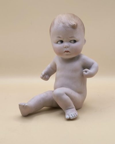 Figurka porcelanowa bobasa - "Piano Baby", Gebrüder Heubach (Bracia Heubach)