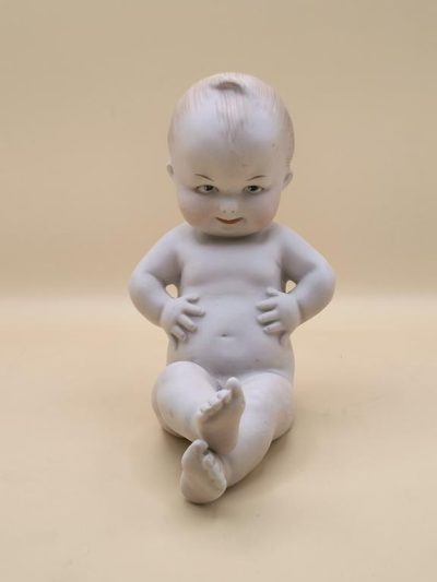 Figurka porcelanowa bobasa – „PIANO BABY”, Gebrüder Heubach (Bracia Heubach)