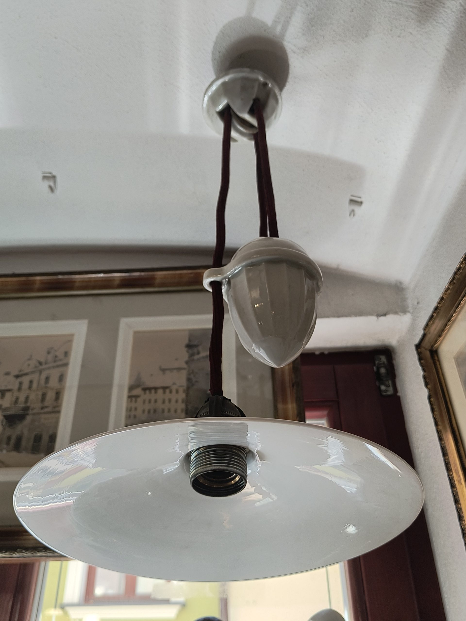 Przedwojenna lampa porcelanowa z wagą