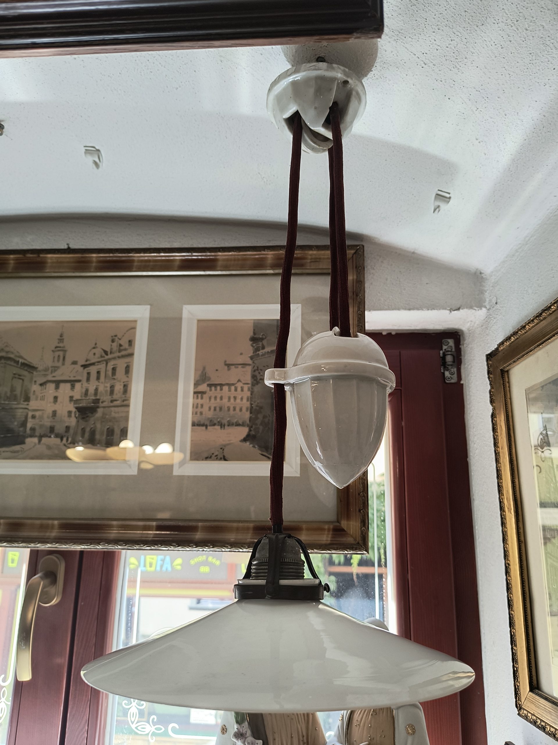 Przedwojenna lampa porcelanowa z wagą