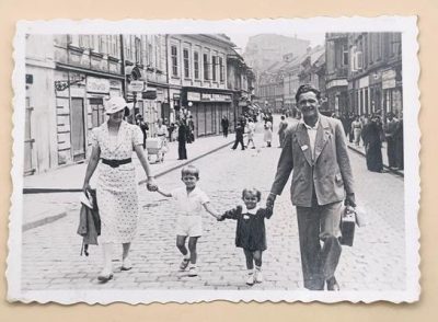 Stare zdjęcie - rodzina na ulicy 11 Listopada w Bielsku-Białej (dawniej Hauptstraße) - lata 30-te
